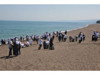 Akçakoca’da Gençler Plajları Temizledi