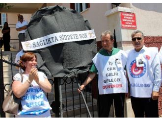 Aydın’da Hekimlerden Siyah Çelenkli Protesto
