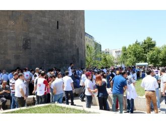 Diyarbakır’da Sağlıkçılar Samsun’da Öldürülen Doktor İçin Yürüdü