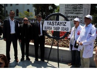 Sağlık Çalışanları Atatürk Anıtı’na Siyah Çelenk Bıraktı