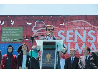 Bakan Güllüce Chp Standına Karanfil Bıraktı