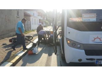 Servis Midibüsüyle Motosiklet Çarpıştı: 1 Yaralı