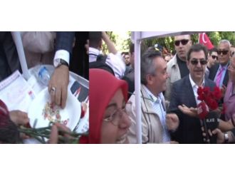 Bakan Chp Standına Çiçek Bıraktı