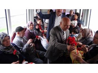 Tamer, Tramvayda Vatandaşlara Karanfil Dağıttı