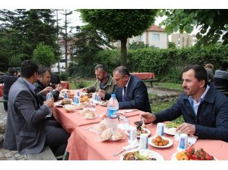 Bolu Belediye Başkanı Yılmaz, İlim Yayma Cemiyeti Mezuniyet Yemeğine Katıldı