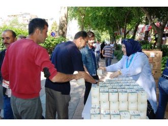İzmit Belediyesi Kandil Simidi Dağıttı