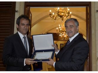 Kktc Cumhurbaşkanı Akıncı’dan Rektör Özer’e Plaket