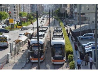 Seçim Pankartları Tramvayı Yarı Yolda Bıraktı