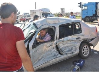 Tır’ın Çarptığı Otomobil Sürücüsü Araçta Sıkıştı