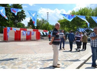 Miting Alanında Kimse Olmayınca...