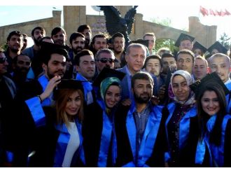 (Özel Haber) Cumhurbaşkanı Erdoğan Mezuniyet Fotoğrafı Çektiren Öğrencileri Yalnız Bırakmadı