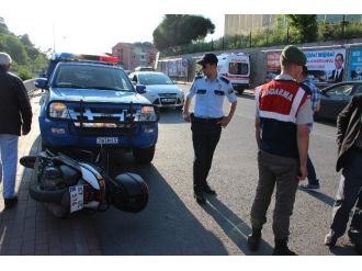 Devrilen Motosiklet Jandarma Aracının Altına Girdi: 1 Yaralı