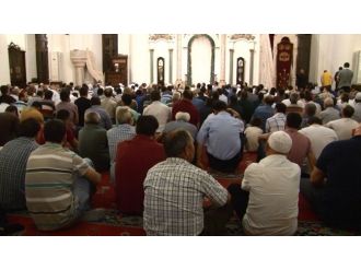 İzmir’de Kandil Coşkusu Camileri Doldurdu