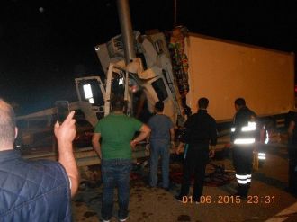 Osmaneli’ De Karpuz Yüklü Kamyon Bariyerlere Çarptı 1 Ölü 1 Yaralı