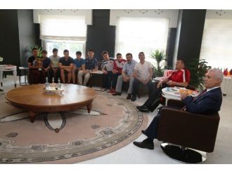 Şampiyonluk Kupasını Başkan Bozbey’e Getirdiler