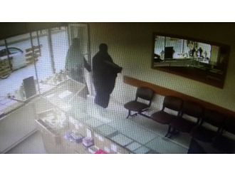 Silahlı Soyguncuları Yumruklarıyla Püskürttü