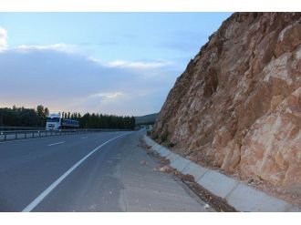 Karayoluna Düşen Kayalar Tehlike Saçıyor