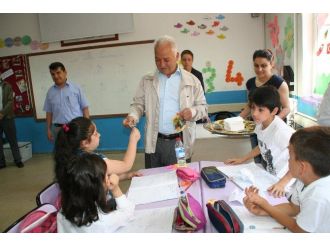 Devrek’te Öğrencilere Kuru Üzüm Dağıtımı Yapıldı