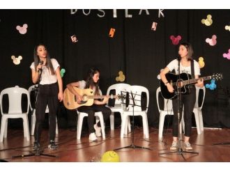 Gitar Kursu Öğrencilerinden Yılsonu Gösterisi