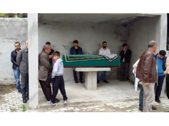Bunalıma Girerek İntihar Eden Genç Kız Toprağa Verildi