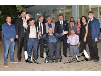 Belediye Başkanını Görünce Koltuk Değneklerini Attı