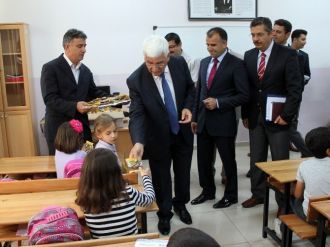 Karaman’da Öğrencilere Kuru Üzüm Dağıtıldı