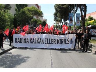 Ak Parti’li Kadınlardan Belediyeye Siyah Çelenk