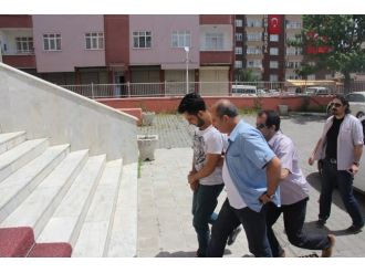 Cumhurbaşkanı Ve Başbakan’a Hakarete Gözaltı