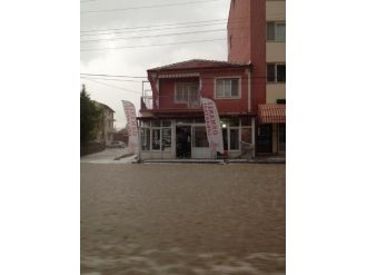 Bir Saat Yağan Sağanak Yağmur Hayatı Felç Etti