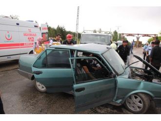 Otomobil İle Kamyonet Çarpıştı: 1 Yaralı