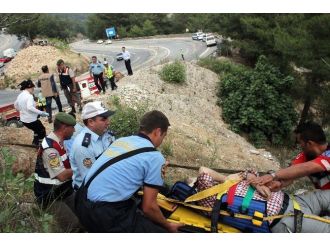 Freni Boşalan Kamyon Kayalıklara Çarptı: 1 Ölü