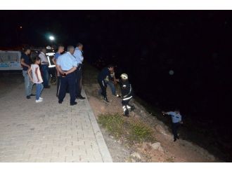 Şarampolden Uçan Araçtaki Sürücü Kaçtı