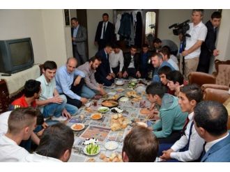 Numan Kurtulmuş Öğrencilerle Menemen Yedi