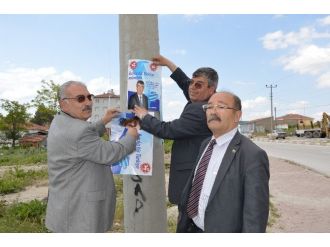 Seçim Afişlerini Kendileri Asıyorlar