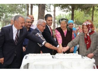 Huzurevinde Yaşlılara Doğum Günü Partisi