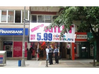 Zabıta’dan Gelişigüzel Asılan Afişe Geçit Yok