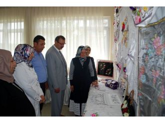 Köylü Kadınlar El Emeklerini Sergiledi