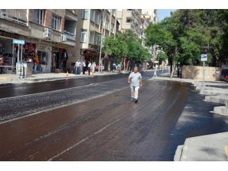 Cumhuriyet Caddesinde Aşınma Tabaka Asfalt Çalışması Yapılıyor