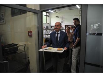 Bakan Müezzinoğlu İşçilerle Yemek Yedi