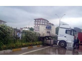 Kocaeli’de Tır Yağmur Nedeniyle Yoldan Çıktı