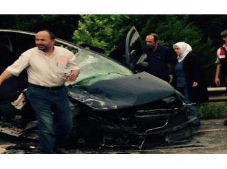 Otomobille Kamyonet Çarpıştı: 5 Yaralı