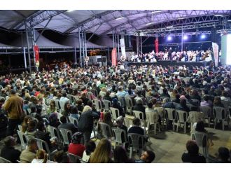Uşak’ta Pazar Yerinde Senfoni Orkestrası Konser Verdi
