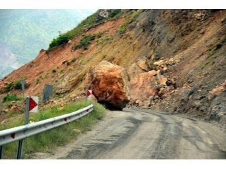 Kaya Parçası Yola Düştü