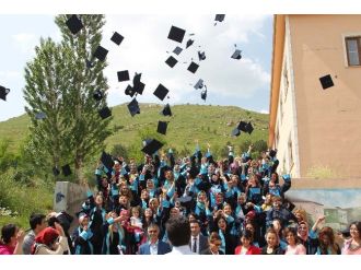 Bitlis Eren Üniversitesi’nde Mezuniyet Sevinci