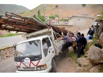 Devrilme Tehlikesi Geçiren Kamyoneti Böyle Kurtardılar