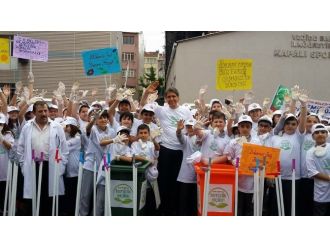 Belediye Başkanı Çocuklarla Birlikte Sokakları Temizledi