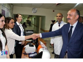 Çocuklar Bakan Müezzinoğlu’na Büyüyünce Doktor Olacaklarını Söyledi