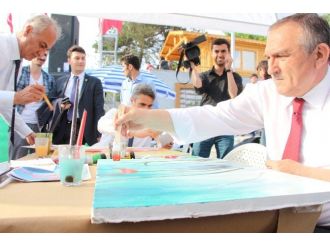 Başkan Yılmaz, Resim Şenliği’nde Yağlı Boya Resim Yaptı