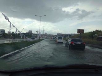 Ankara’da Sağanak Yağmur Hayatı Felç Etti