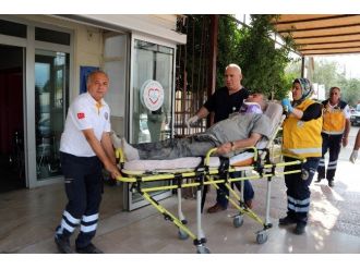 Kayısı Yüklü Kamyon Şarampole Düştü: 2 Yaralı